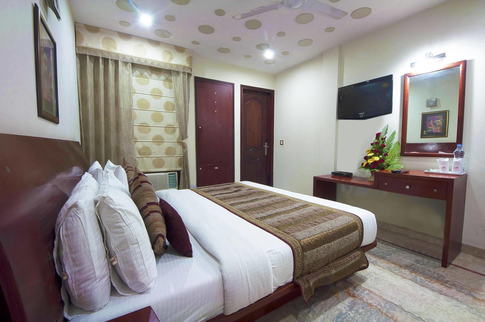 Hotel Suncity Delhi  Exteriör bild