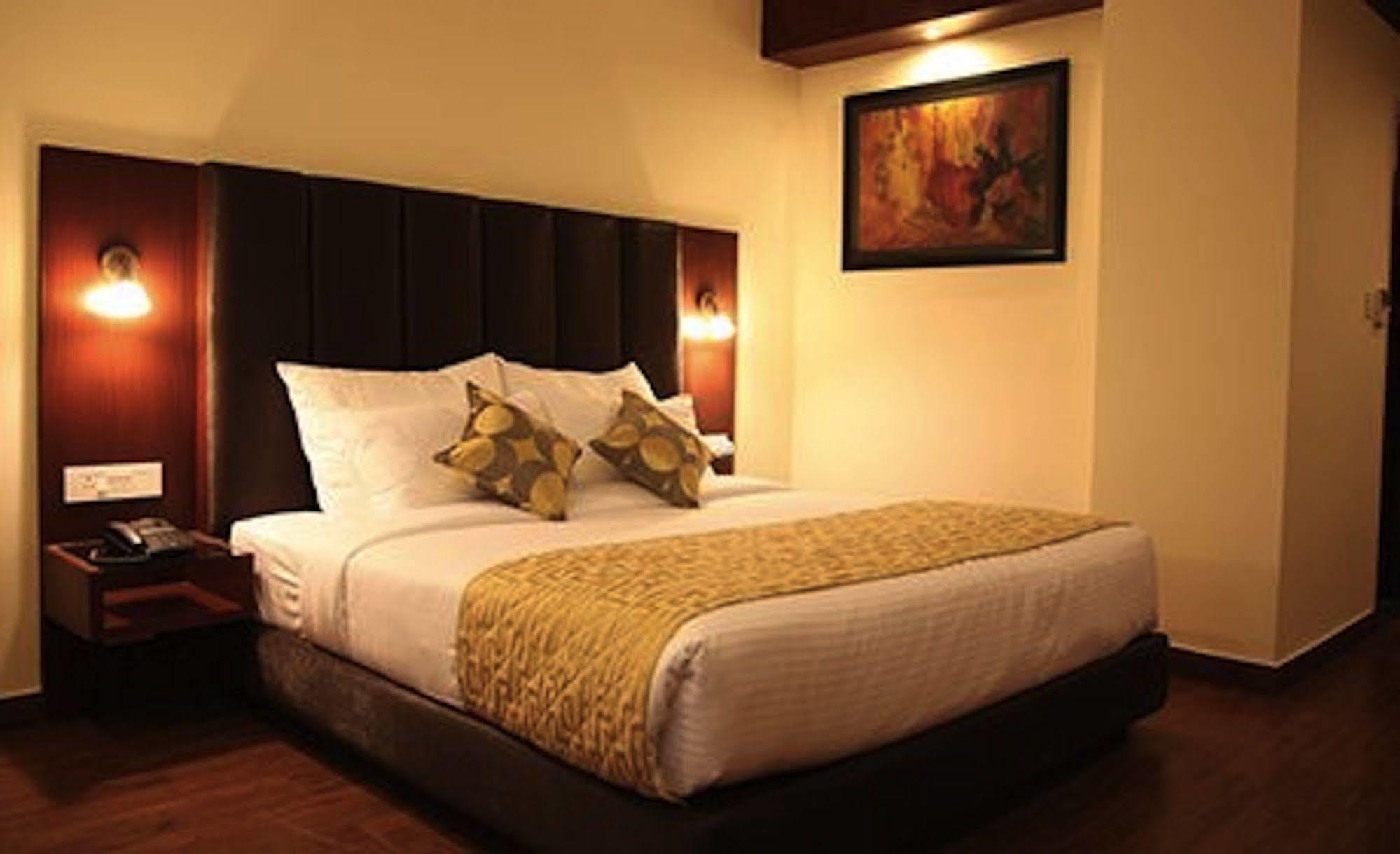 Hotel Suncity Delhi  Exteriör bild